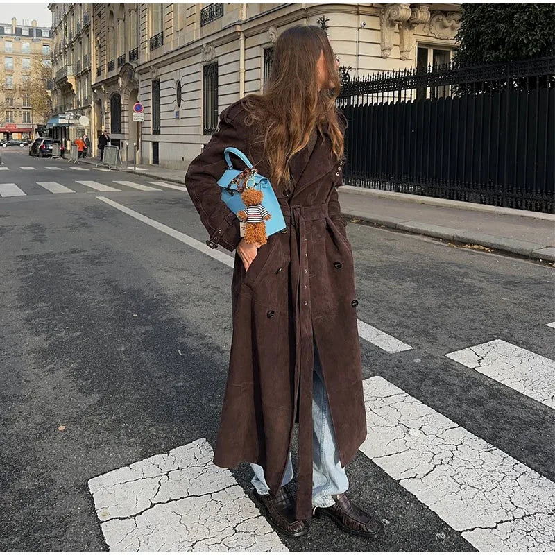 Trench Long Femme en Suédine avec Ceinture – Double Boutonnage, Poches, Style Rétro Automne/Hiver 2025 - Vestico