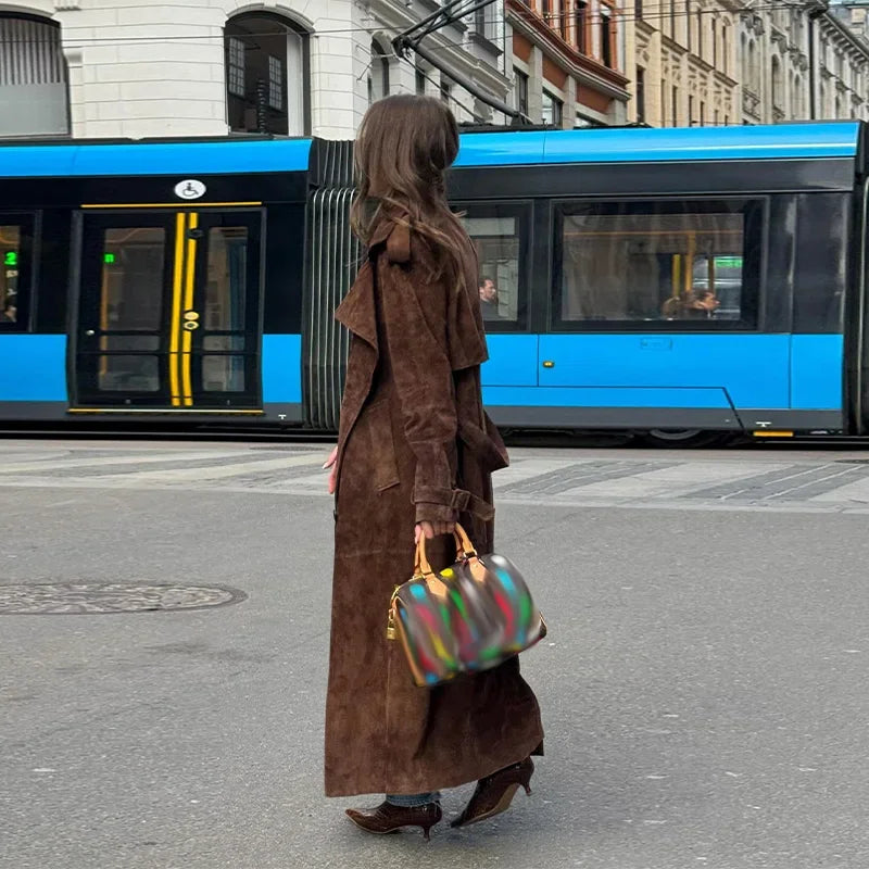 Manteau Long Suédine Vintage à Ceinture – Double Boutonnage & Col Classique - Vestico