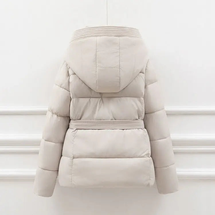 Veste Doudoune Ceinturée à Capuche – Élégance et Chaleur Hivernale