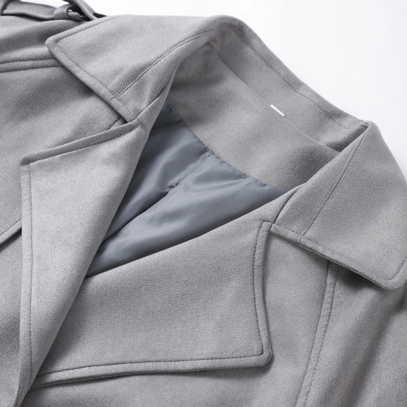 Trench Long Femme en Suédine avec Ceinture – Double Boutonnage, Poches, Style Rétro Automne/Hiver 2025 - Vestico