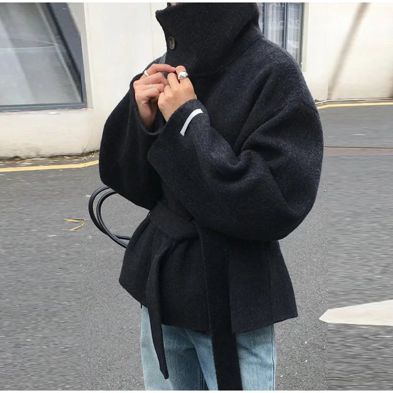 Manteau Urbain Ceinturé à Capuche – Laine Mélangée & Boutonnage Élégant - Vestico