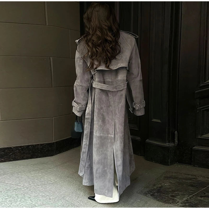 Trench Long Femme en Suédine avec Ceinture – Double Boutonnage, Poches, Style Rétro Automne/Hiver 2025 - Vestico