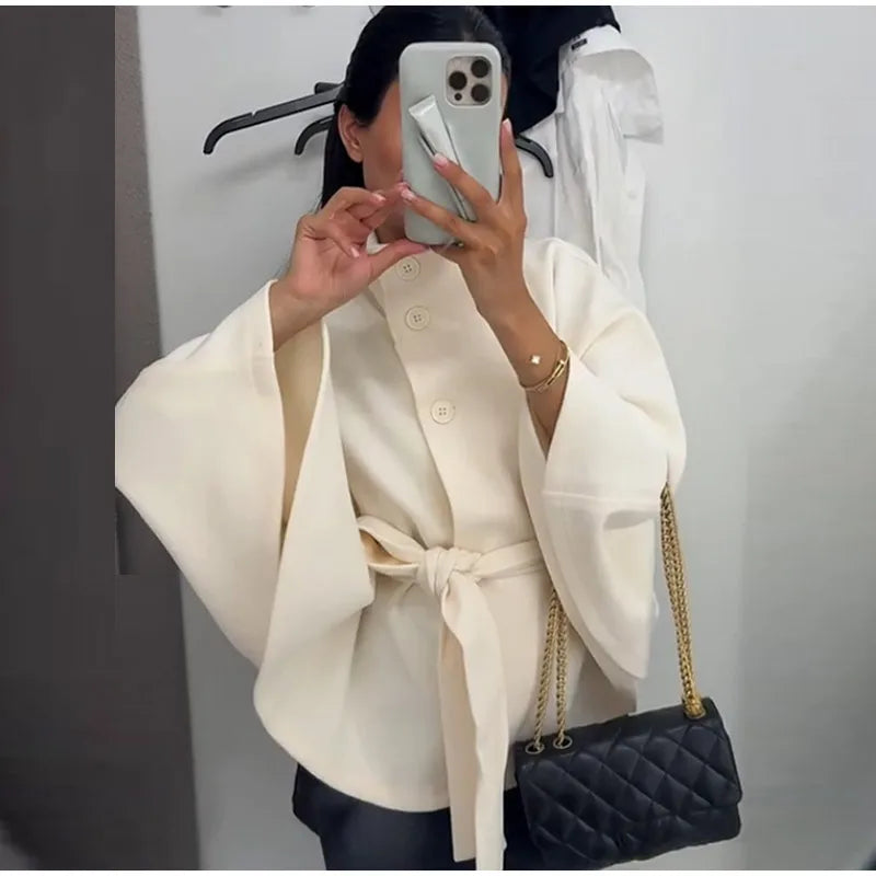 Cape Veste Femme en Fausse Fourrure – Col Montant, Manches Amples & Ceinture - Vestico