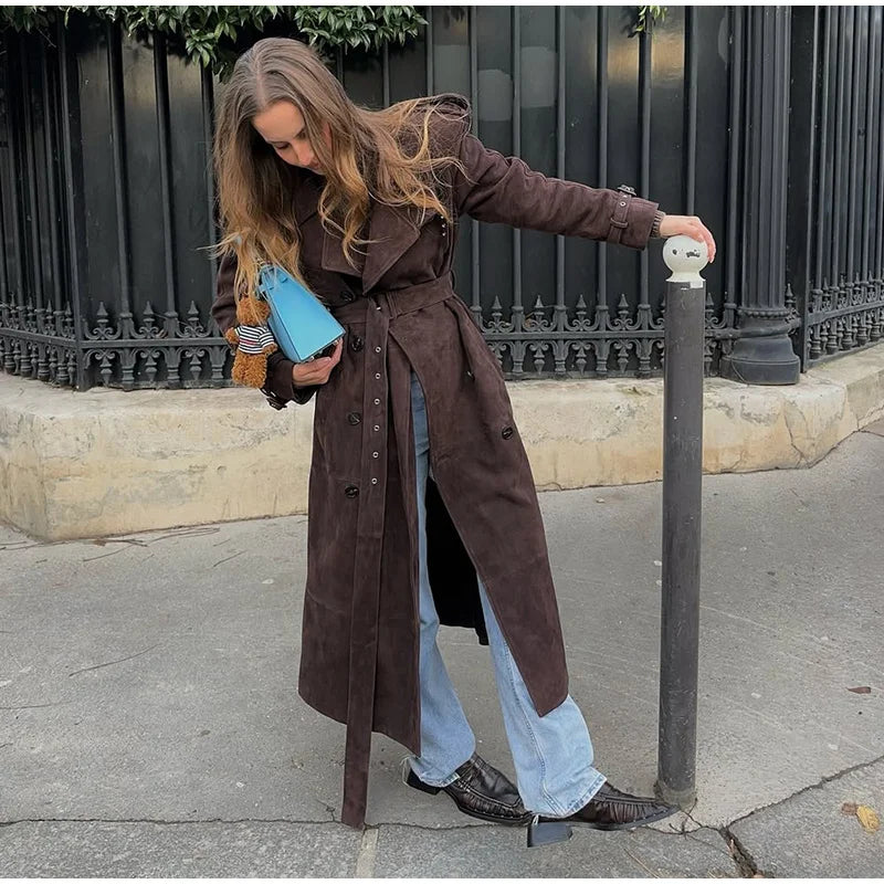 Trench Long Femme en Suédine avec Ceinture – Double Boutonnage, Poches, Style Rétro Automne/Hiver 2025 - Vestico