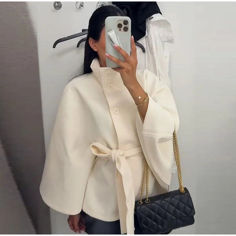 Cape Veste Femme en Fausse Fourrure – Col Montant, Manches Amples & Ceinture - Vestico