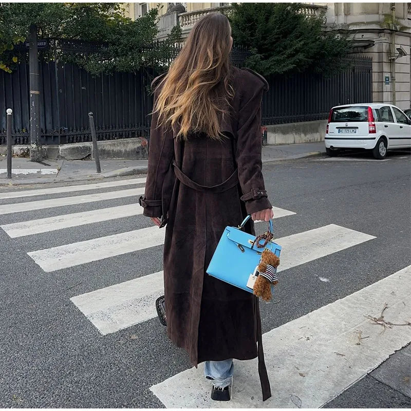Trench Long Femme en Suédine avec Ceinture – Double Boutonnage, Poches, Style Rétro Automne/Hiver 2025 - Vestico
