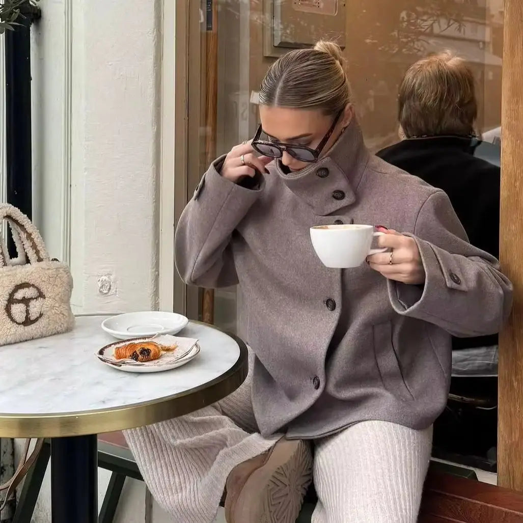 Manteau Court Femme en Laine – Col Montant, Coupe Élégante & Hiver