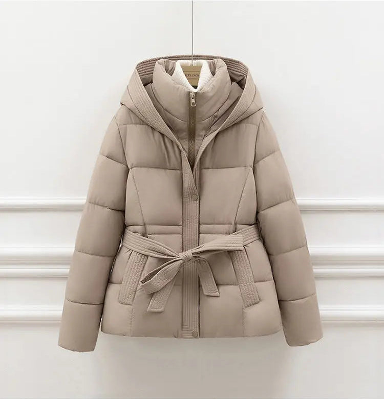 Veste Doudoune Ceinturée à Capuche – Élégance et Chaleur Hivernale