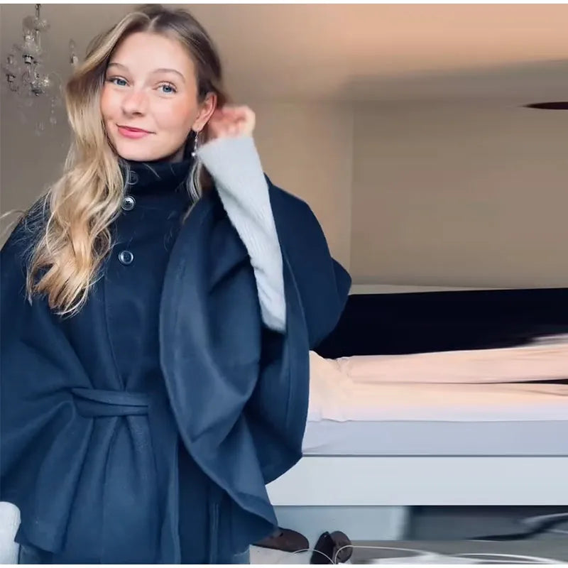 Cape Veste Femme en Fausse Fourrure – Col Montant, Manches Amples & Ceinture - Vestico