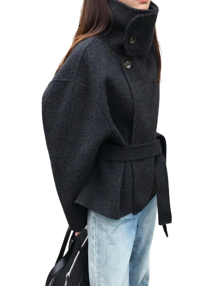 Manteau Urbain Ceinturé à Capuche – Laine Mélangée & Boutonnage Élégant - Vestico