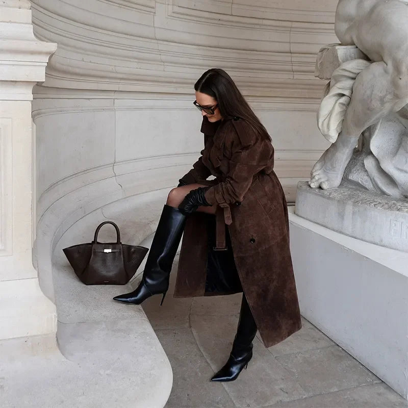 Manteau Long Suédine Vintage à Ceinture – Double Boutonnage & Col Classique - Vestico