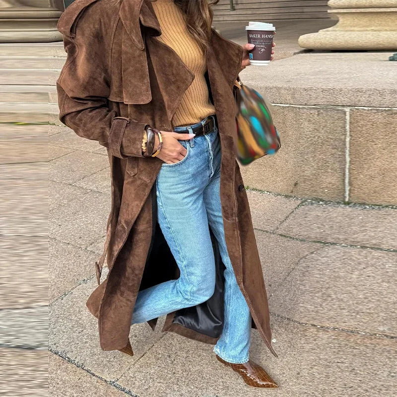 Manteau Long Suédine Vintage à Ceinture – Double Boutonnage & Col Classique - Vestico