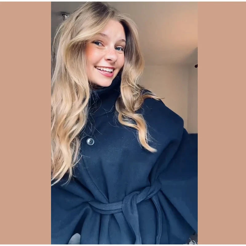Cape Veste Femme en Fausse Fourrure – Col Montant, Manches Amples & Ceinture - Vestico