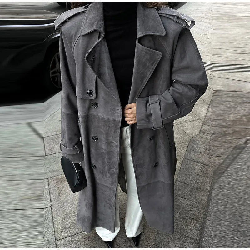 Trench Long Femme en Suédine avec Ceinture – Double Boutonnage, Poches, Style Rétro Automne/Hiver 2025 - Vestico