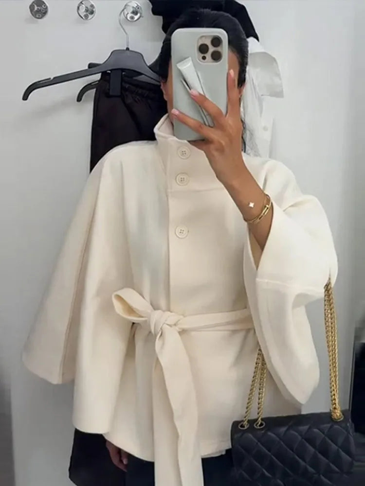 Cape Veste Femme en Fausse Fourrure – Col Montant, Manches Amples & Ceinture - Vestico