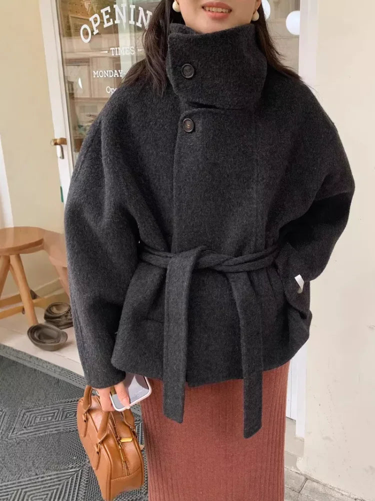 Manteau Urbain Ceinturé à Capuche – Laine Mélangée & Boutonnage Élégant - Vestico