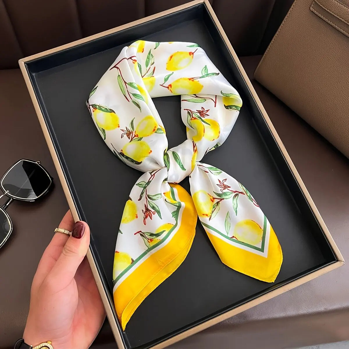 Foulard Carré Satiné Femme – Imprimé Floral, Élégant & Multifonction - Vestico