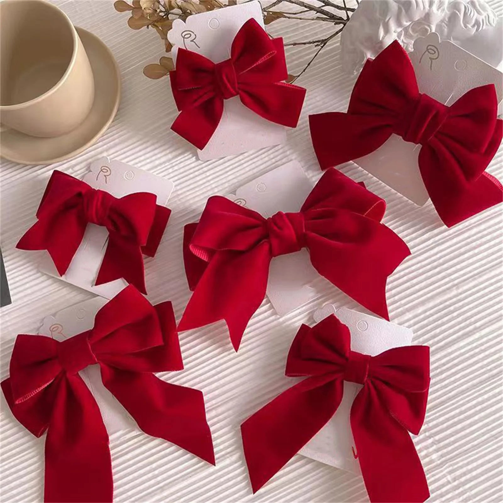 Barrette Femme avec Nœud Rouge – Élégante & Festive