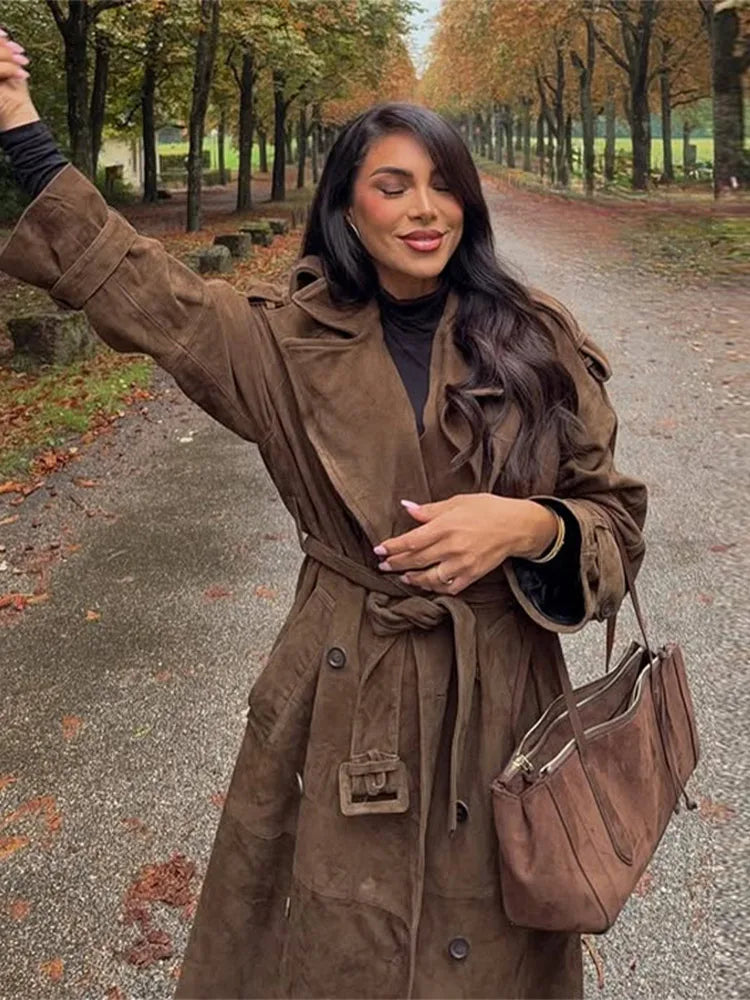 Manteau Long Suédine Vintage à Ceinture – Double Boutonnage & Col Classique - Vestico