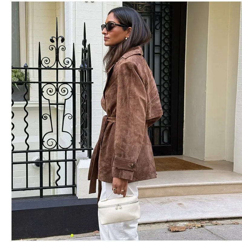 Trench Long Femme en Suédine avec Ceinture – Double Boutonnage, Poches, Style Rétro Automne/Hiver 2025 - Vestico