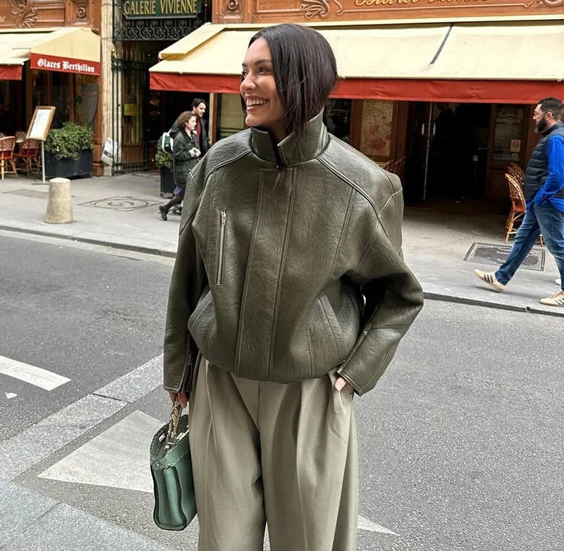 Veste Femme en Simili Cuir Vert Armée – Col Montant, Zippée, Coupe Loose - Vestico