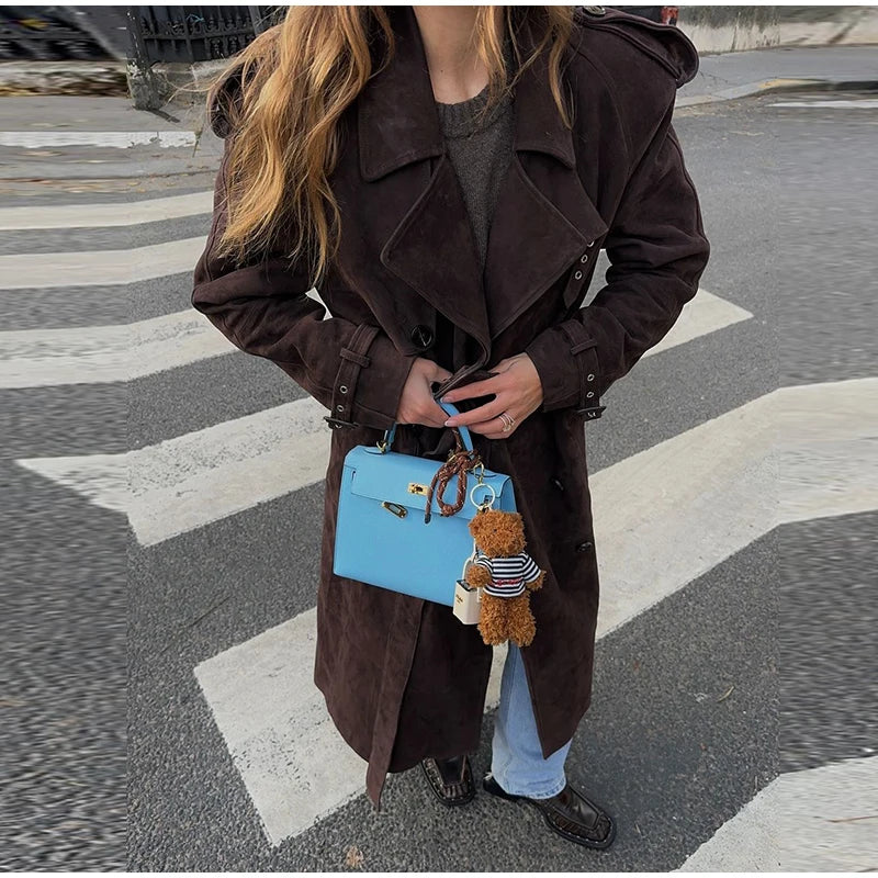 Trench Long Femme en Suédine avec Ceinture – Double Boutonnage, Poches, Style Rétro Automne/Hiver 2025 - Vestico
