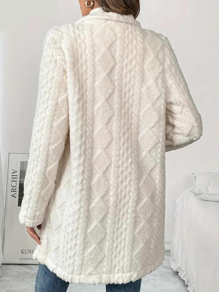 Veste Douce Épaisse en Peluche Blanche – Élégance et Confort Hivernal
