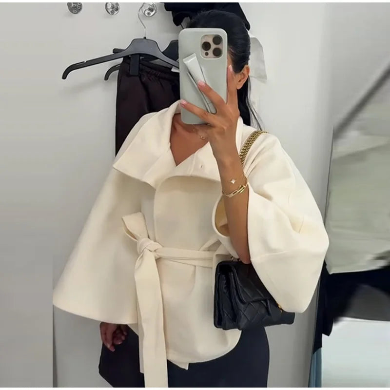 Cape Veste Femme en Fausse Fourrure – Col Montant, Manches Amples & Ceinture - Vestico