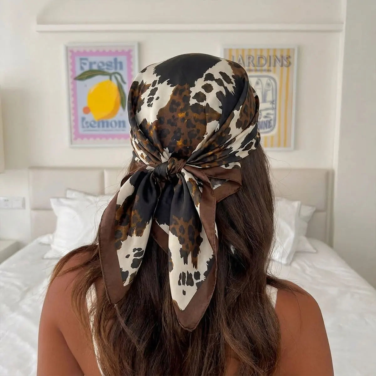 Foulard Carré Satiné Femme – Imprimé Floral, Élégant & Multifonction - Vestico