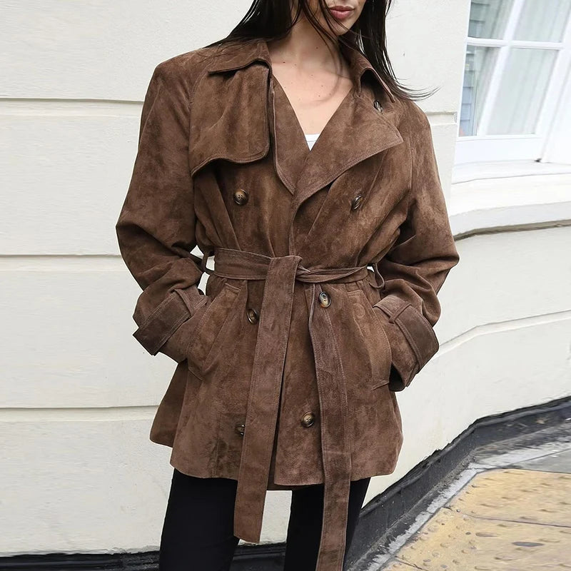 Trench Long Femme en Suédine avec Ceinture – Double Boutonnage, Poches, Style Rétro Automne/Hiver 2025 - Vestico