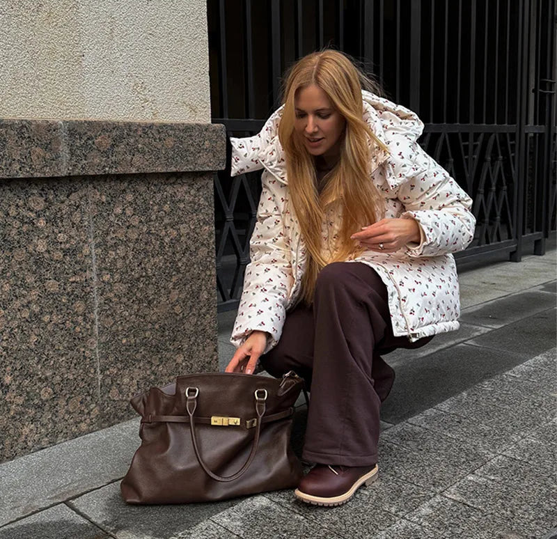 Veste Hivernale à Capuche Imprimé Cerise – Chaude, Ceinturée et Décontractée