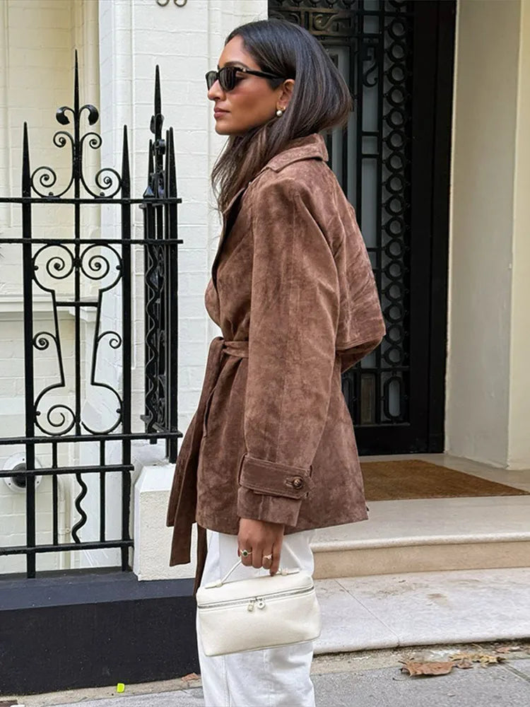 Trench Long Femme en Suédine avec Ceinture – Double Boutonnage, Poches, Style Rétro Automne/Hiver 2025 - Vestico