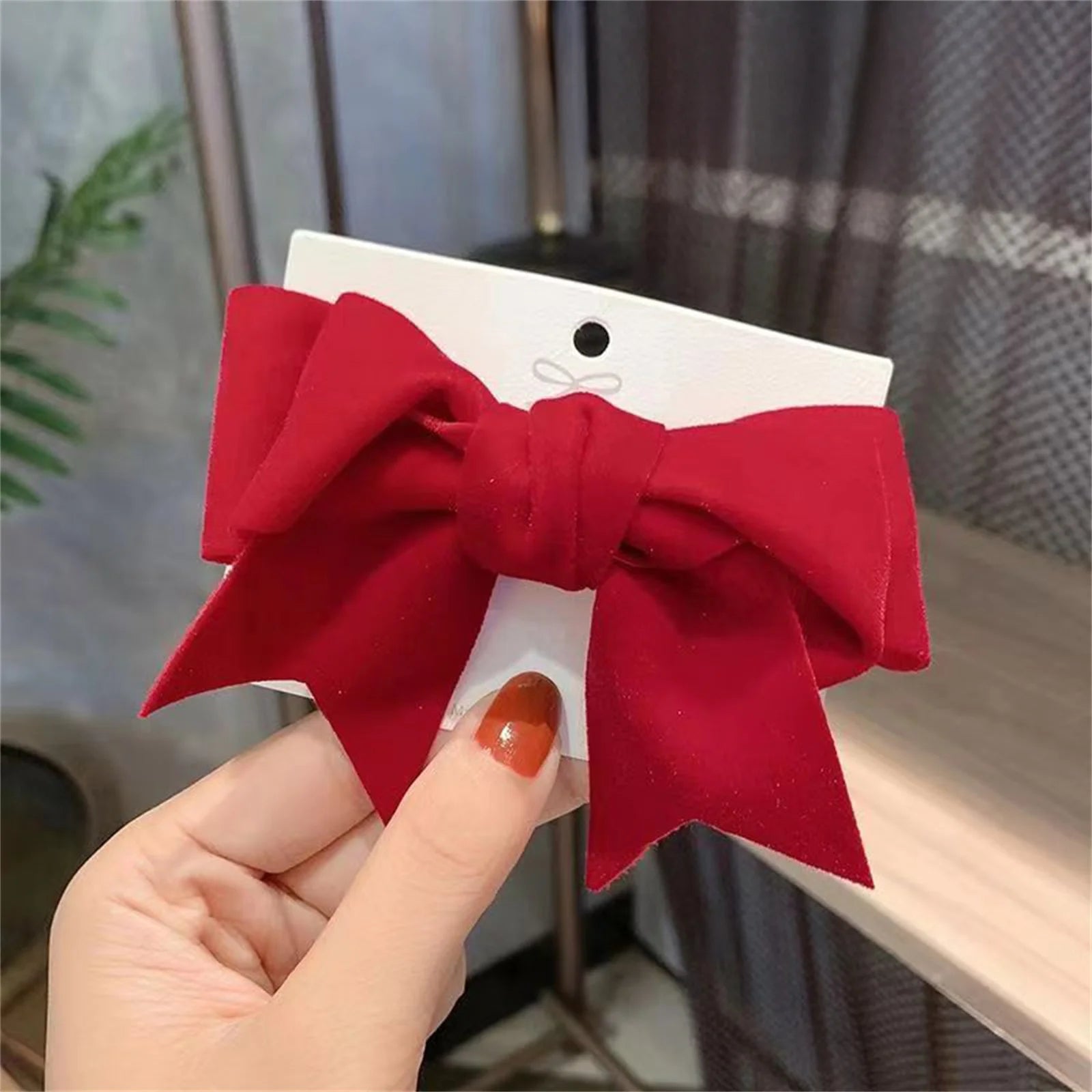 Barrette Femme avec Nœud Rouge – Élégante & Festive