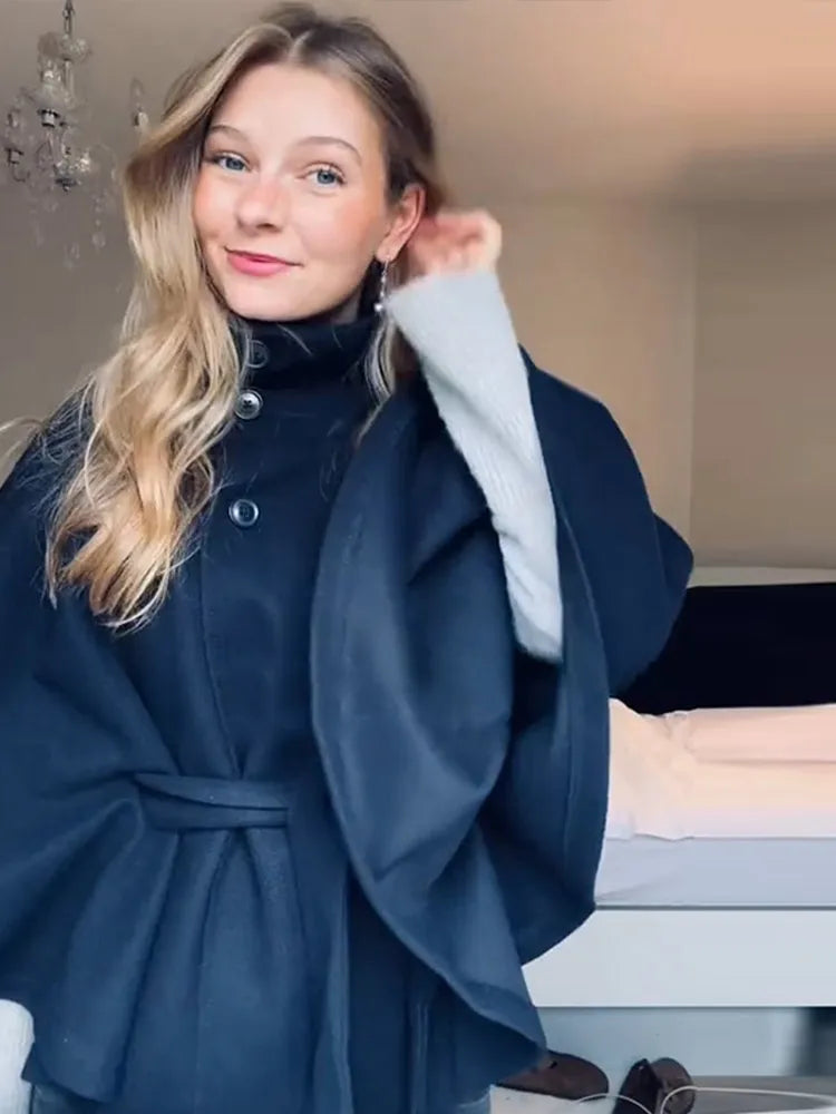 Cape Veste Femme en Fausse Fourrure – Col Montant, Manches Amples & Ceinture - Vestico