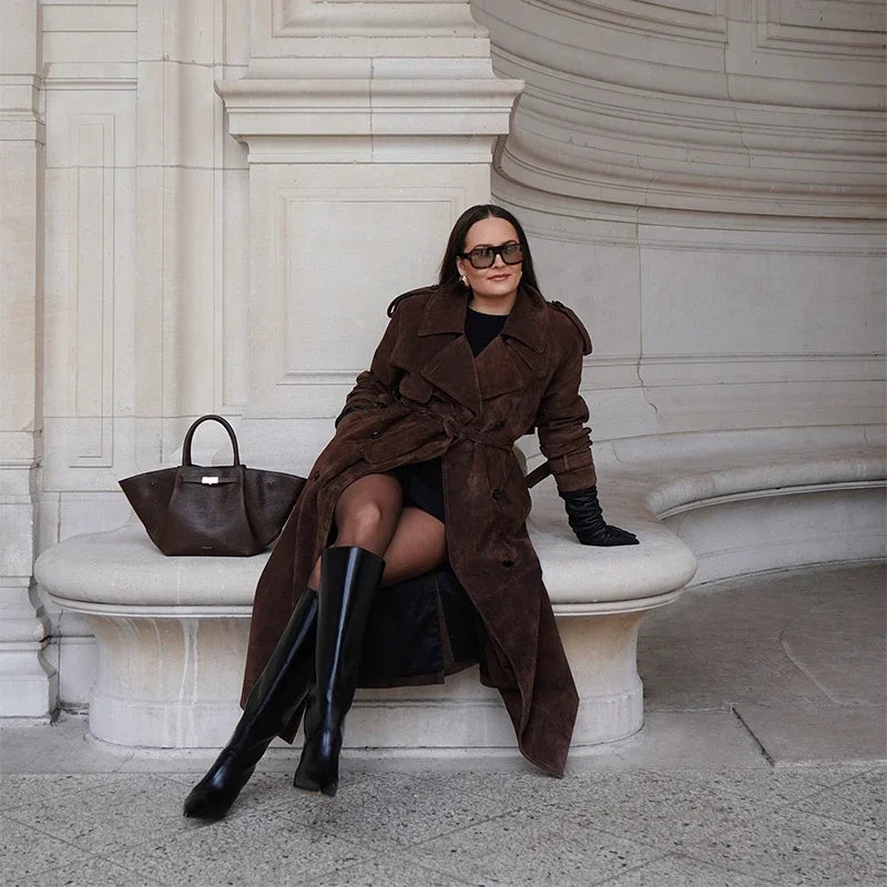 Manteau Long Suédine Vintage à Ceinture – Double Boutonnage & Col Classique - Vestico